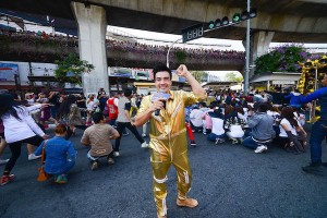 ตั๊ก บริบูรณ์ พร้อมพนักงานเงินติดล้อจัดขบวน flash mob