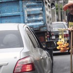 พระเอกตกอับ พิการต้องขายพวงมาลัย