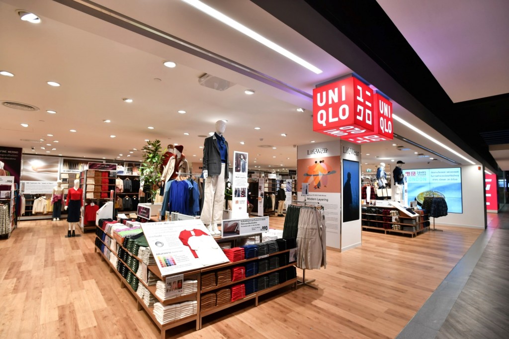 Entrance of UNIQLO centralwOrld (1)