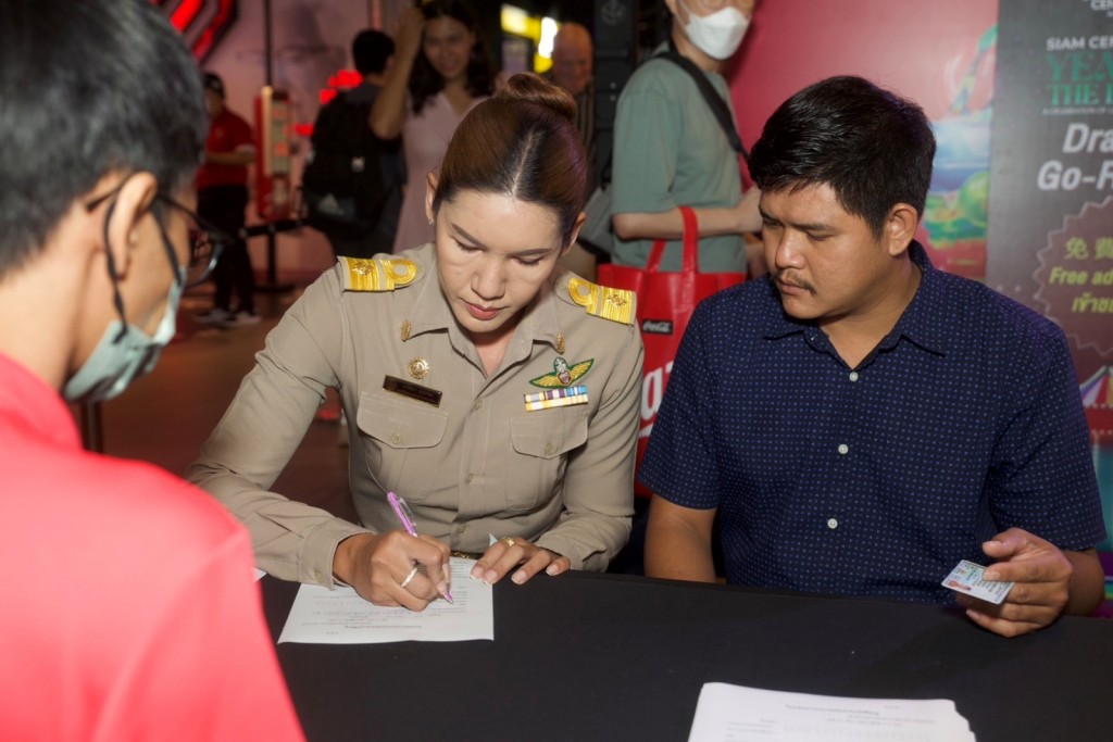 10.คู่รักที่มาร่วมจดแจ้งสมรสเท่าเทียมงาน  ‘รักนี้ไม่มีพรมแดน@ปทุมวัน Love without borders’